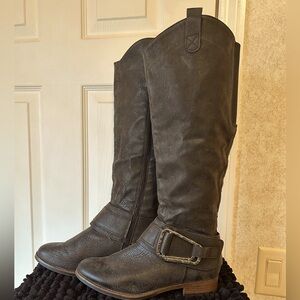 Ladies Levity Bonita Boots in great condition distressed black